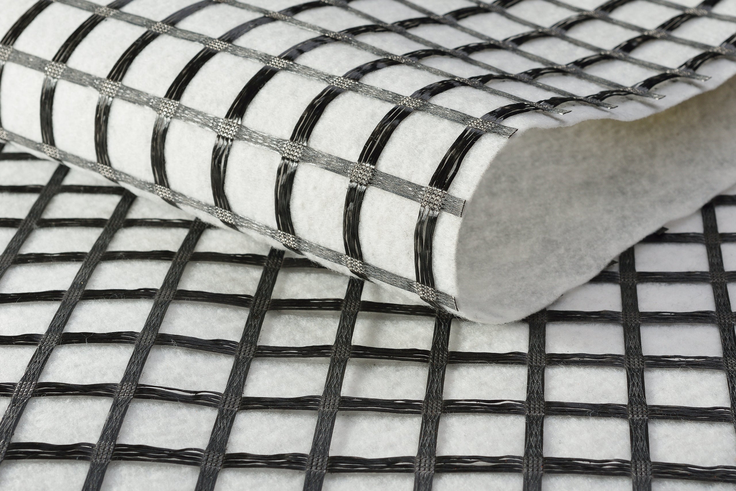 Geokomposite: Kombination aus Geogitter und Geotextil (Vlies)