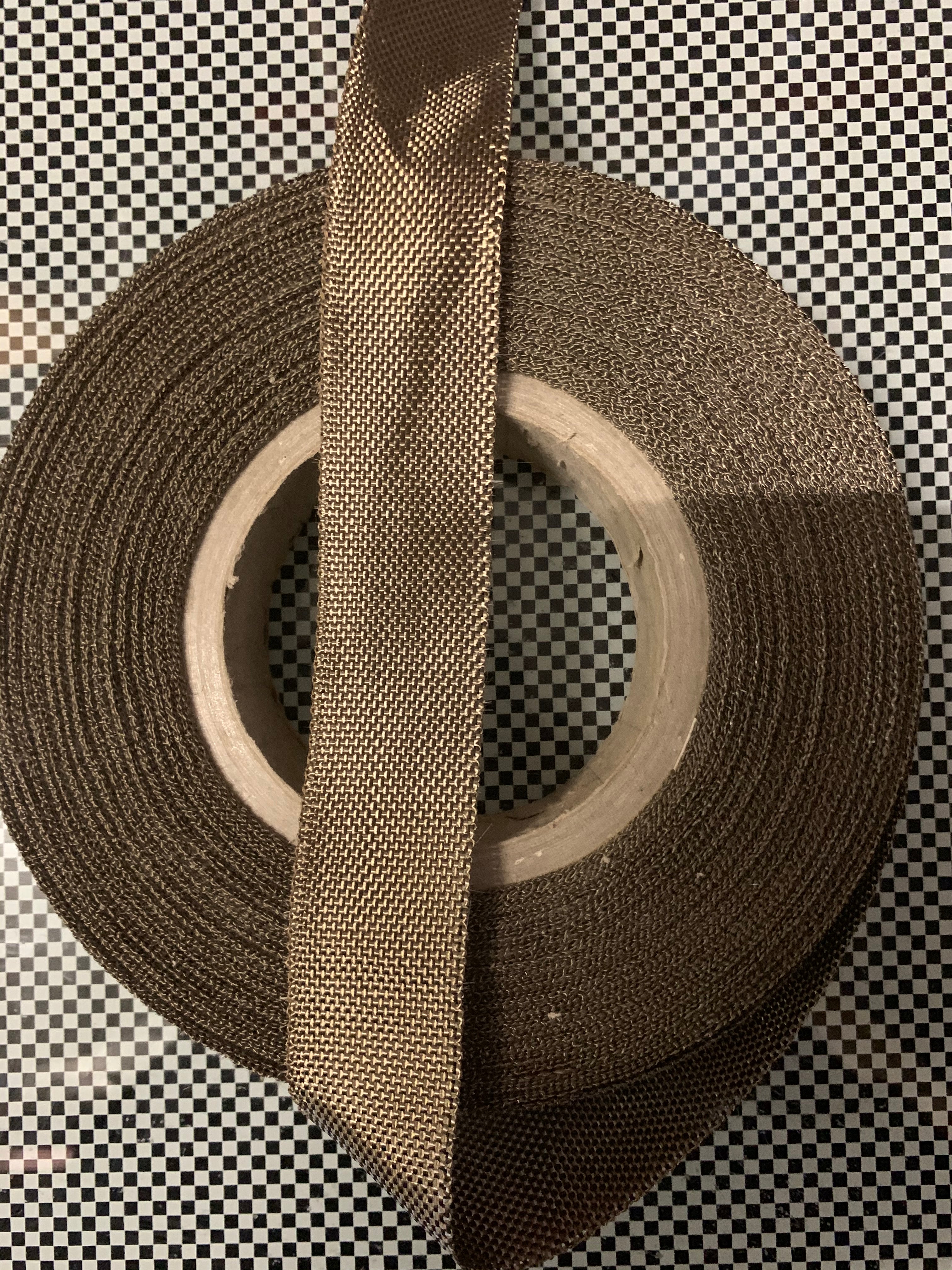 Basaltfaser Band 30 mm, 0,21 mm, 11,3 g/lfm, eine Kante aus braunem PP-Garn